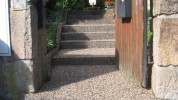 Kamínkový koberec na schodech