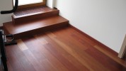 Dřevěná plovoucí podlaha a obložené schody